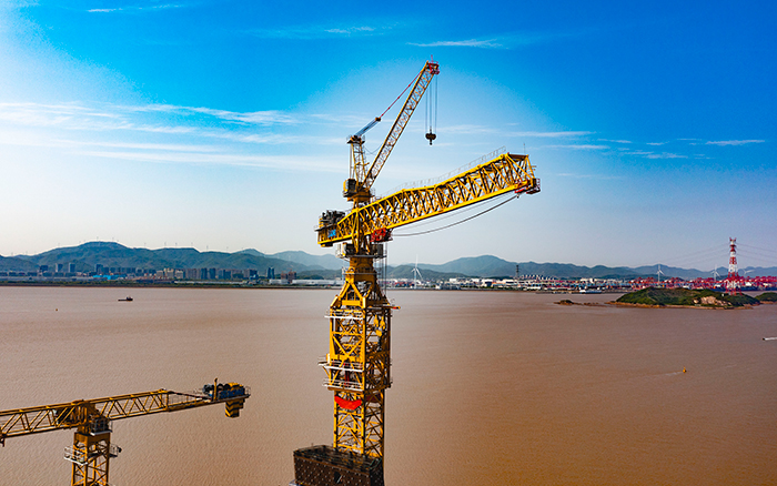 双塔筑脊梁！徐工超大塔助建世界级大桥