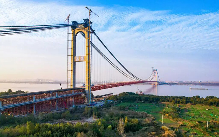 一桥飞架南北！徐工塔机助力世界级工程燕矶长江大桥顺利合龙