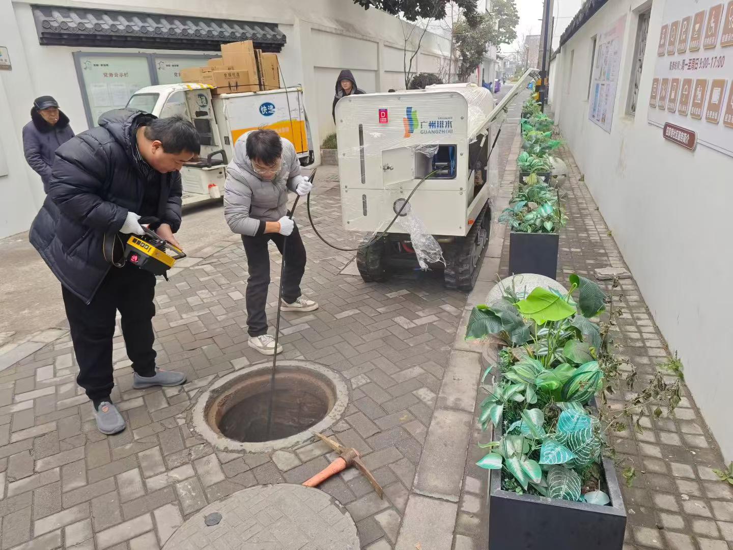 徐工小型管网设备，成功解决狭窄路段管网中存在的堵塞问题