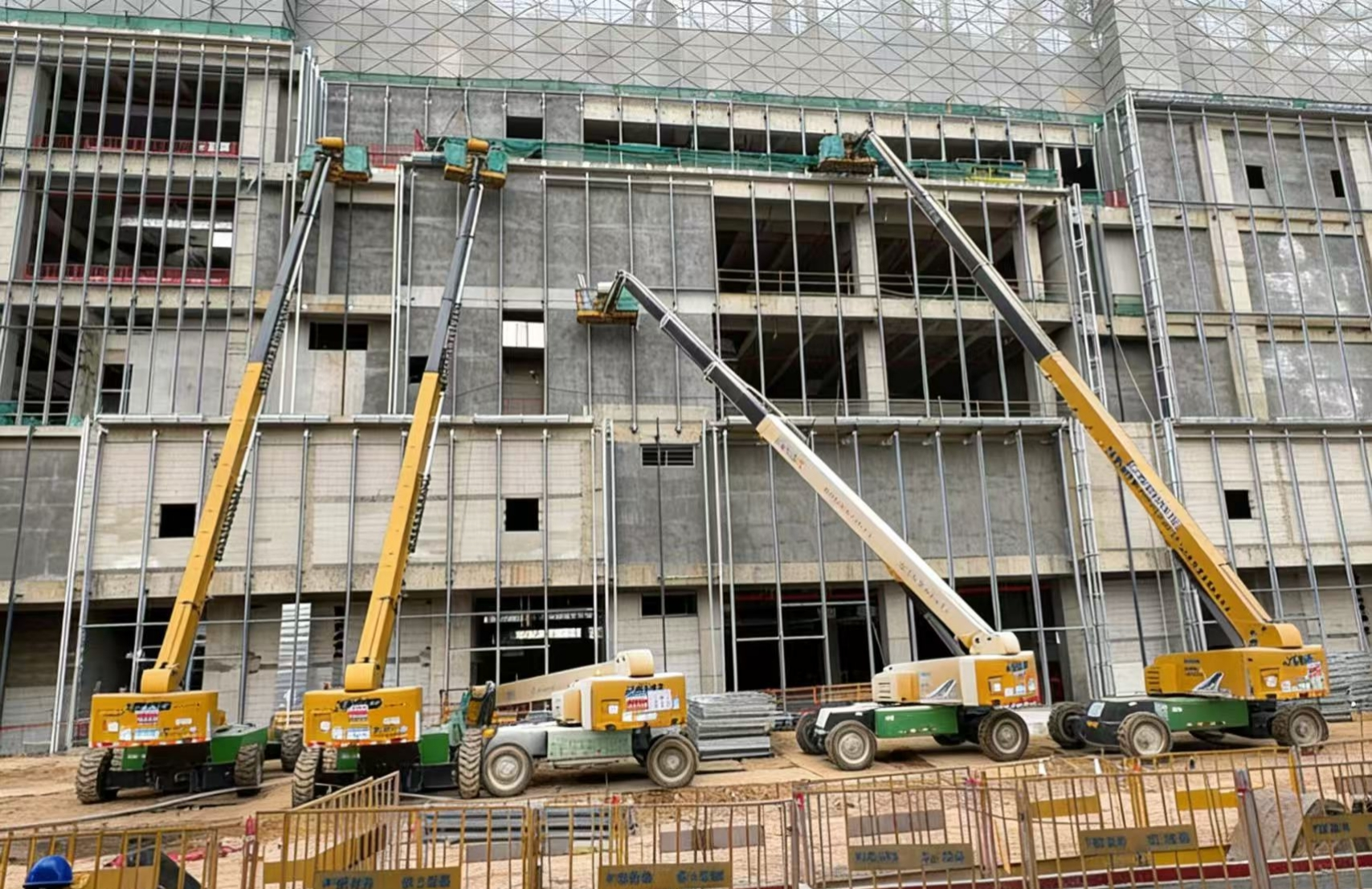 群臂擎地标！徐工40米级高空作业平台赋能东莞华润置地中心万象城外立面建设