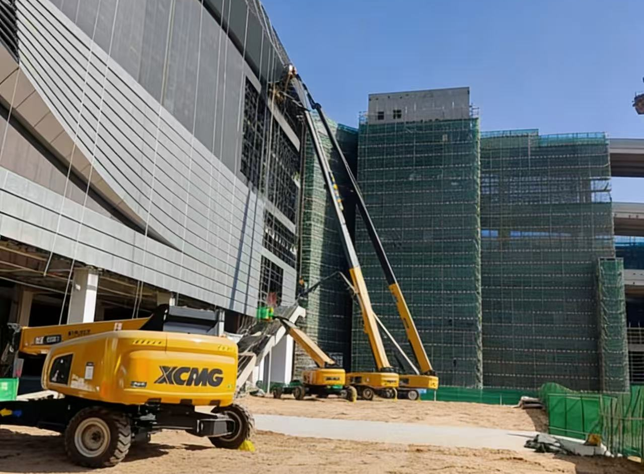 擎天巨臂筑“天空之城”！徐工高米数车队助建亚洲最大“公铁海”智慧枢纽